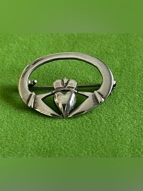 Claddagh Silver Antique Brooch. 925 Irish Silver & hallmarks. KILLARNEY Ireland